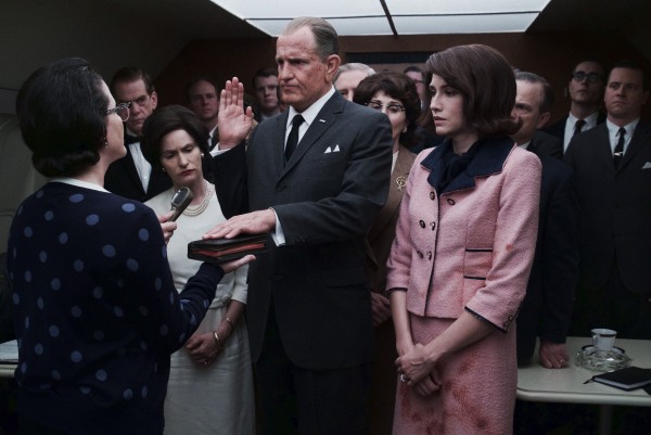 lbj-woody-harrelson-jennifer-jason-leigh-600x401